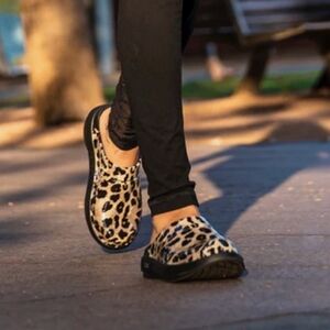 OOFOS Oocloogs Limited Edition Print Cheetah Comfort Clogs Women's Size 7